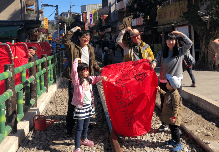 1 Day sky lantern and tea experience tour 4